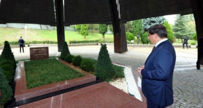 Başbakan Davutoğlu'ndan 3 kabre ziyaret