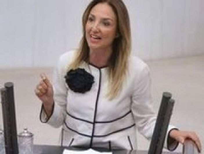 Aylin Nazlıaka: Ben şarkıcı değil siyasetçiyim