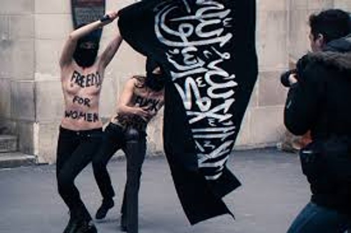 FEMEN IŞİD bayrağını yaktı