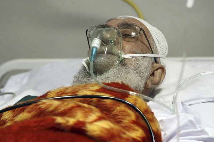 Ruhani ameliyat olan Hamaney’i hastanede ziyaret etti