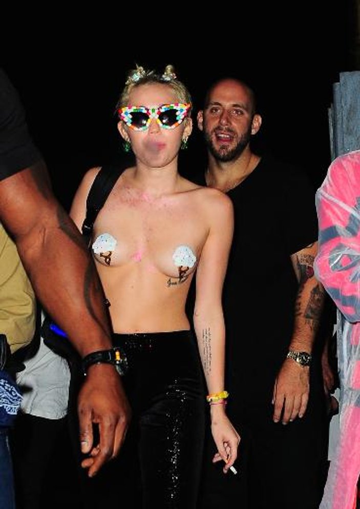 Miley Cyrus'un kıyafeti olay oldu