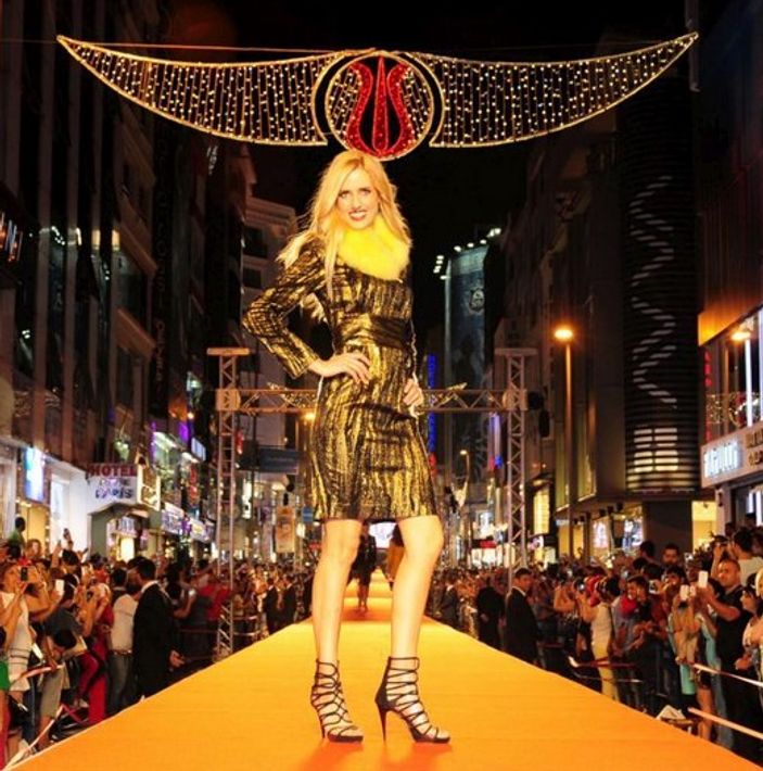 Wilma Elles ve Chloe aynı podyumda