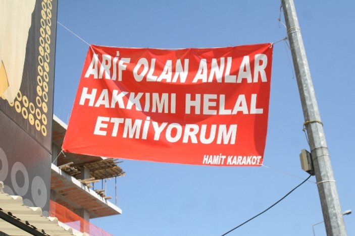 İzmirli esnaf boya firmasını pankartlarla protesto etti