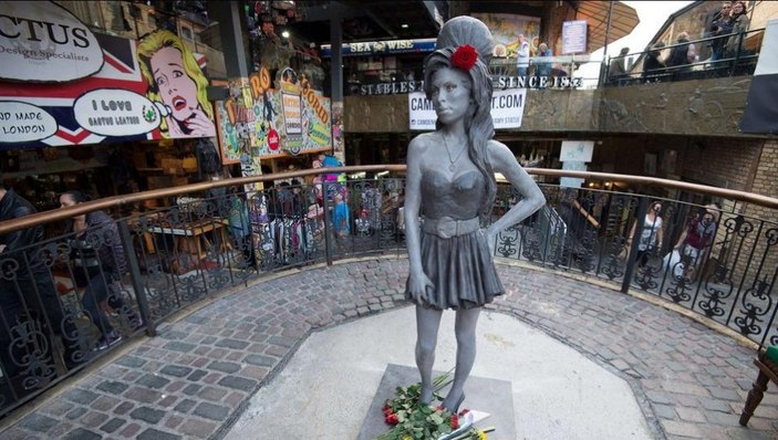 Londra'da Amy Winehouse'un heykeli dikildi