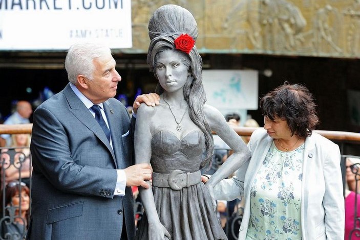 Londra'da Amy Winehouse'un heykeli dikildi