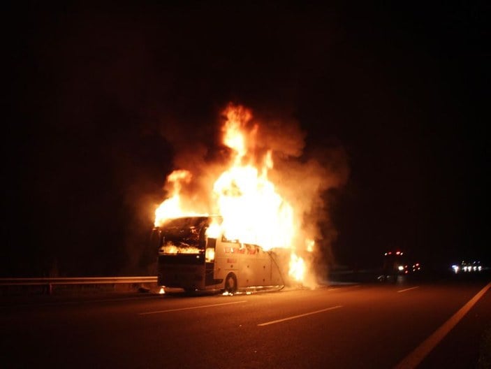 Bolu'da seyir halindeki yolcu otobüsü yandı İZLE