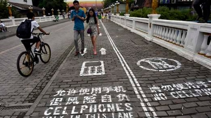 Çin'de cep telefonu bağımlıları için özel yol