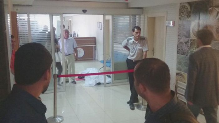 Tapu Müdürlüğü'nde işlemler cesedin yanında devam etti