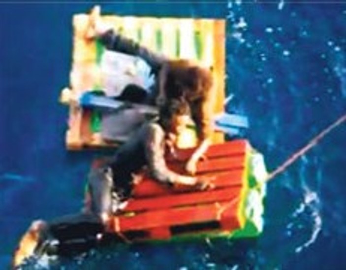 Türk gemisi iki göçmeni denizin ortasında ölüme terk etti
