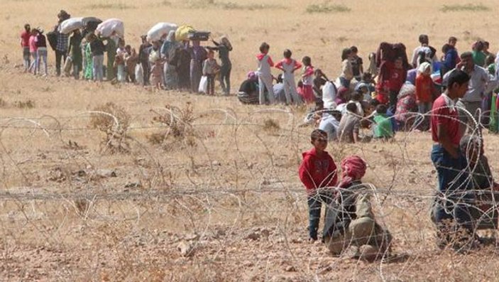 IŞİD'ten kaçan Kürtler Türkiye sınırına yığıldı