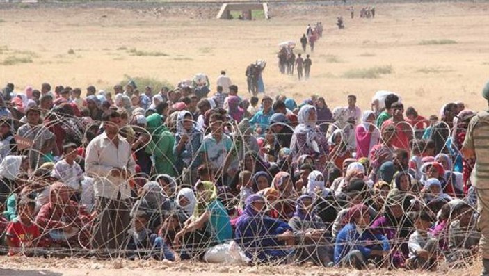 IŞİD'ten kaçan Kürtler Türkiye sınırına yığıldı