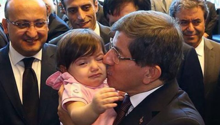 IŞİD'den kurtulan Ela bebek Davutoğlu'nun kucağında İZLE