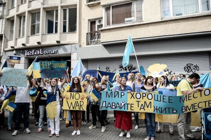 Türkiye'deki Ukraynalılar Taksim'de barış için yürüdü