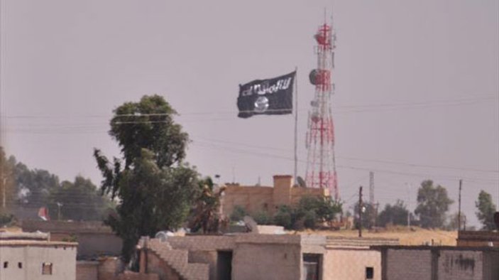 IŞİD sınıra bayrak astı