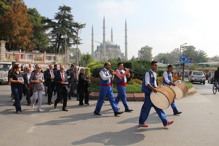 CHP'li belediyeden şehitliğe davullu zurnalı davet