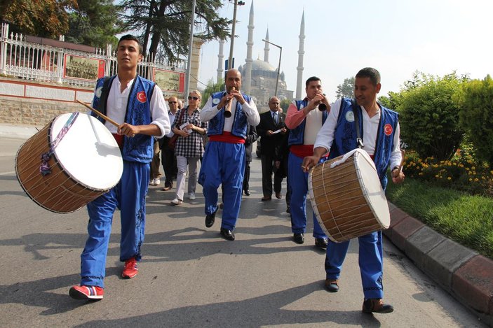 CHP'li belediyeden şehitliğe davullu zurnalı davet