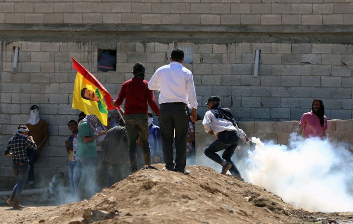 HDP'li Aysel Tuğluk Suruç'ta asker taşladı