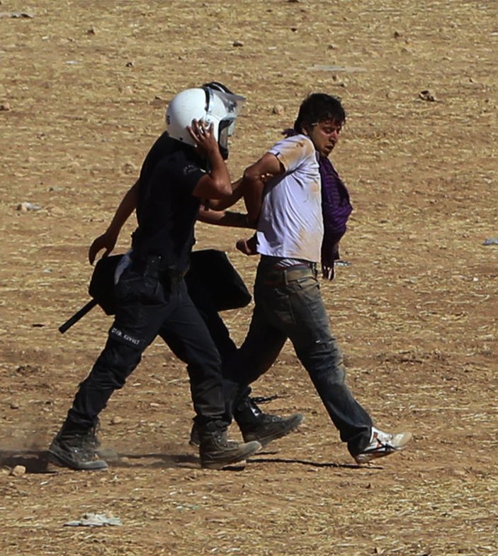 HDP'li Aysel Tuğluk Suruç'ta asker taşladı