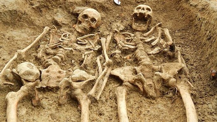 700 yıllık iskeletler el ele bulundu