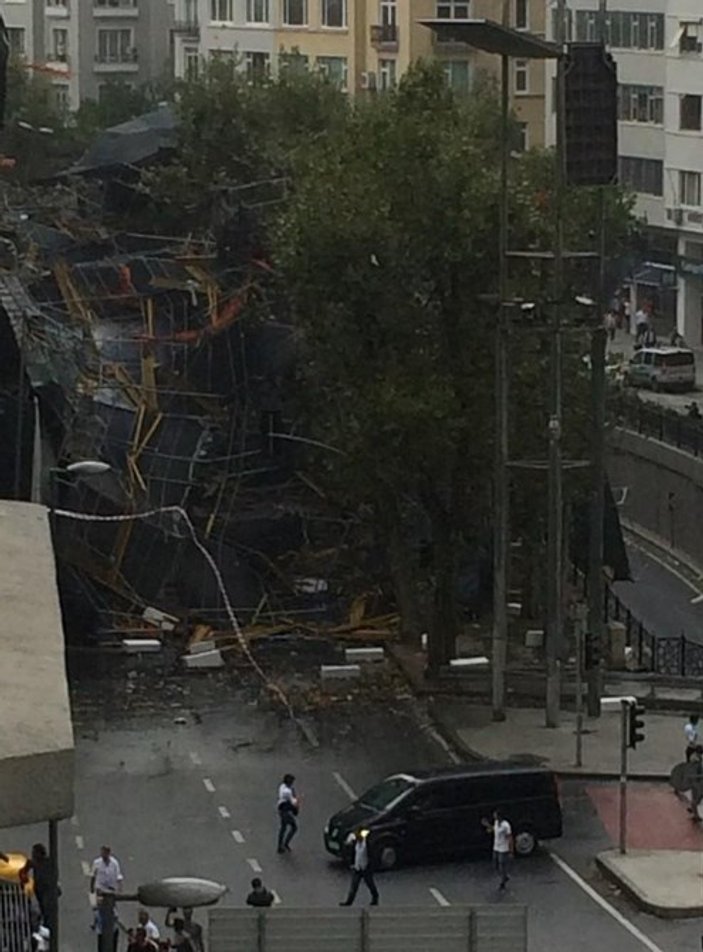 İstanbul Taksim'de inşaat iskelesi çöktü İZLE