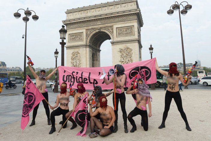 Fransa'da çıplak IŞİD protestosu