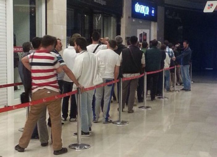 İstanbul'da iPhone 6 kuyruğu