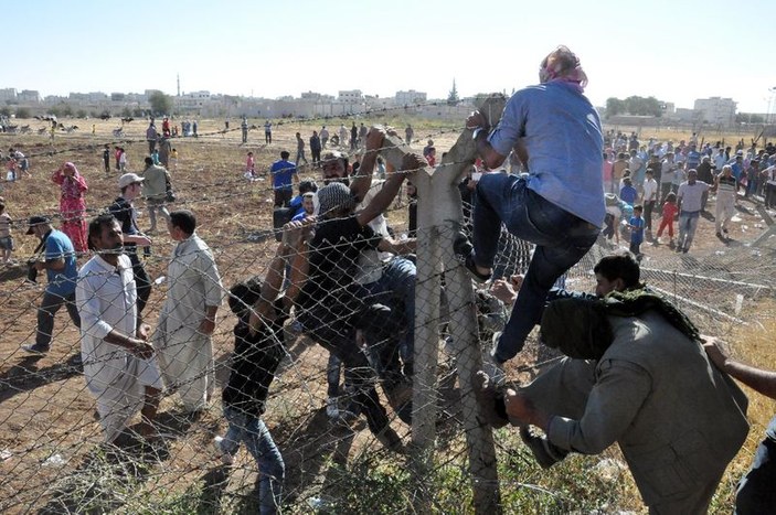 Yüzlerce kişi telleri yıkıp Kobani'ye geçti
