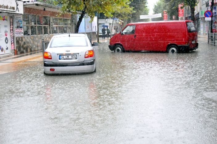 Sağanak yağış Yalova'yı göle çevirdi