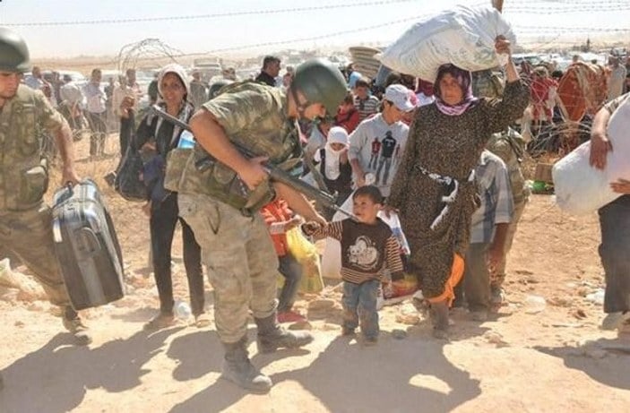 Türk askeri sınırda Kürt kadınlarına yardım ediyor