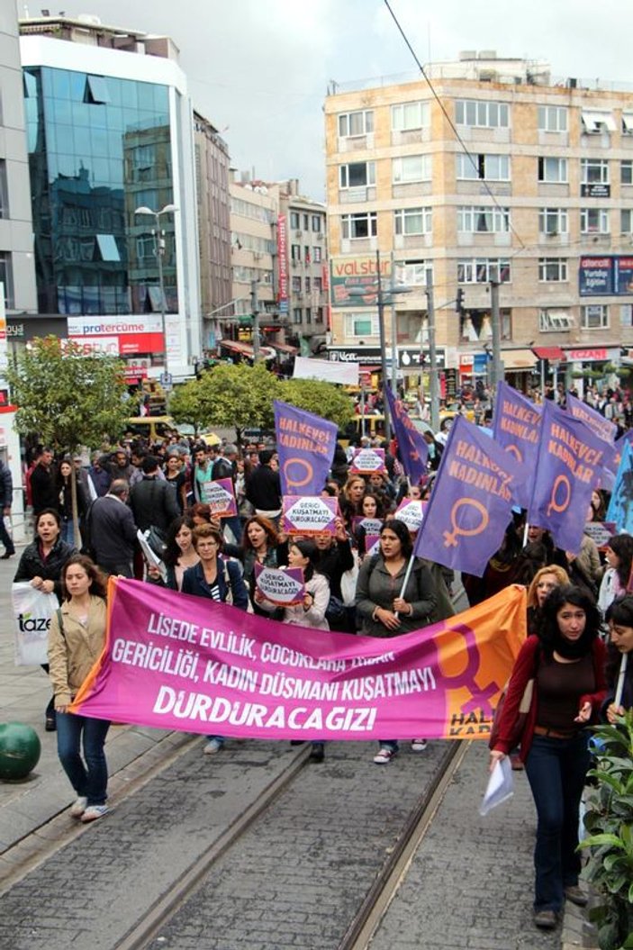 Kadıköy'de türbana hayır eylemi İZLE