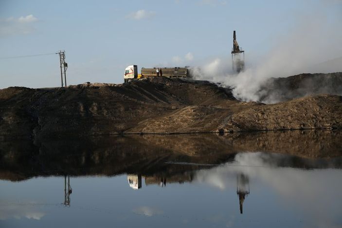 Suriye petrolü toprağa akıyor