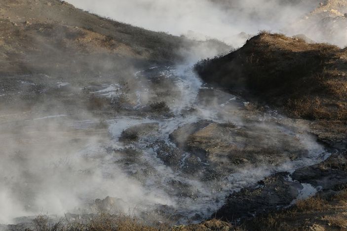 Suriye petrolü toprağa akıyor