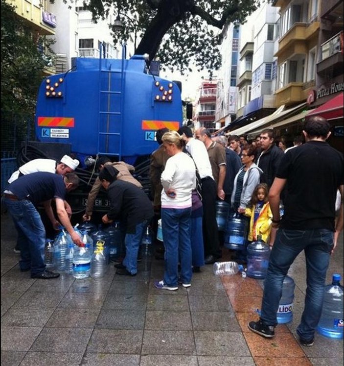 Kadıköy'de belediye tankerlerle su dağıttı