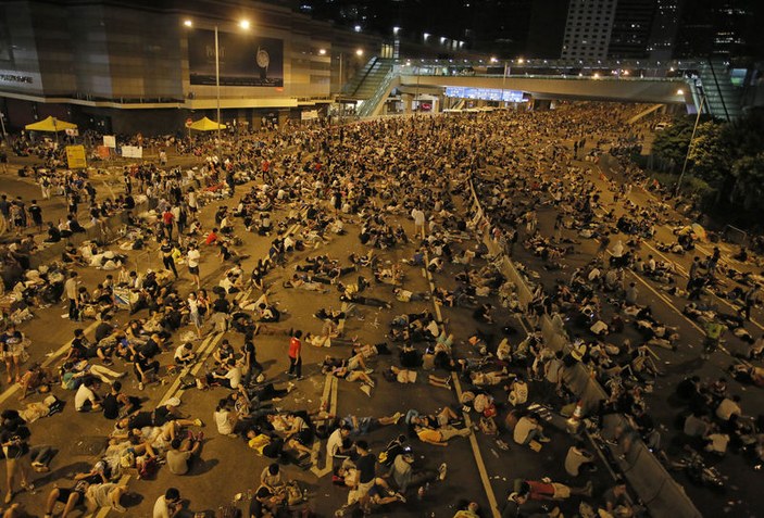Hong Kong'da halk demokrasi için sokağa döküldü İZLE