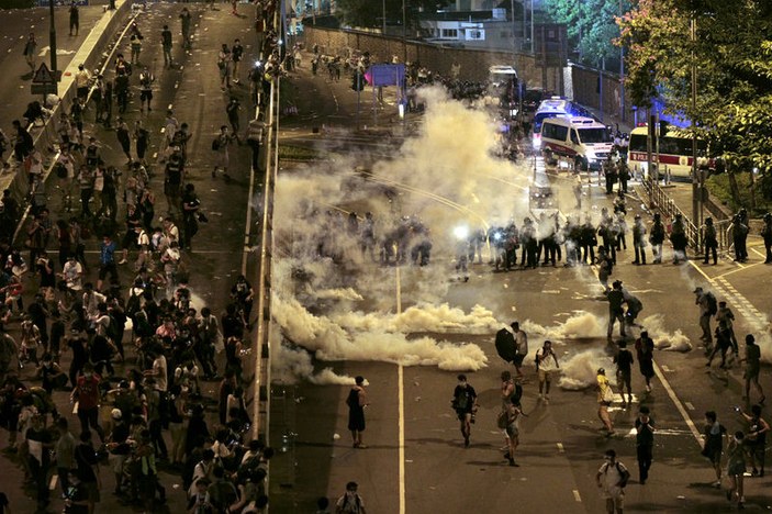Hong Kong'da halk demokrasi için sokağa döküldü İZLE