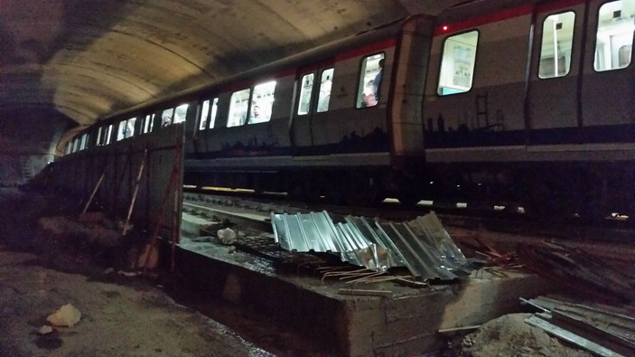 Metro, Seyrantepe durağında kaza yaptı İZLE