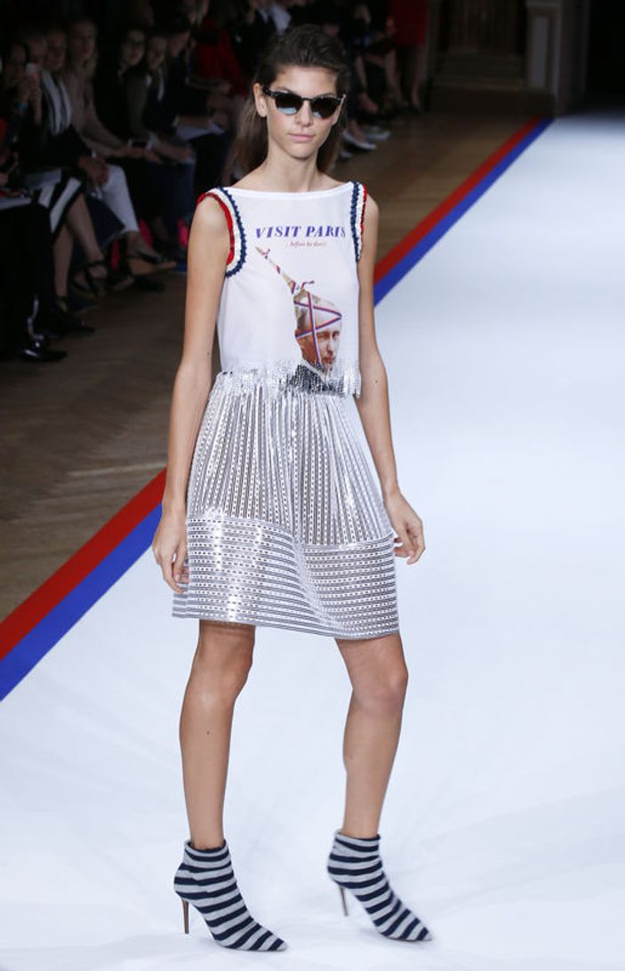 Paris Moda Haftası'nda Putin mesajı