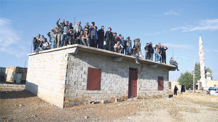 Suruç'ta köylüler çatışmaları damdan izliyor