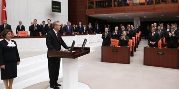 Erdoğan gelince CHP'liler ayağa kalktı