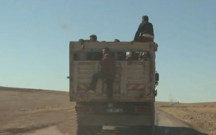 Mülteci kampına gitmemek için kamyondan atladılar İZLE