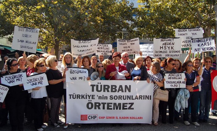 İzmir'de CHP'li kadınlardan başörtüsü protestosu