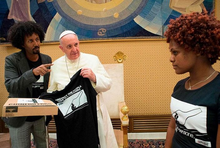 Papa Francis'e anlamlı tişört