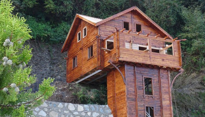 Rize'de dik yamacın kenarına 2 katlı ev yapıldı