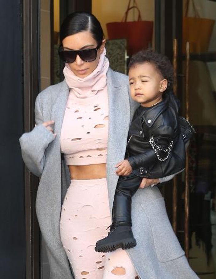 Kim Kardashian yırtık sever