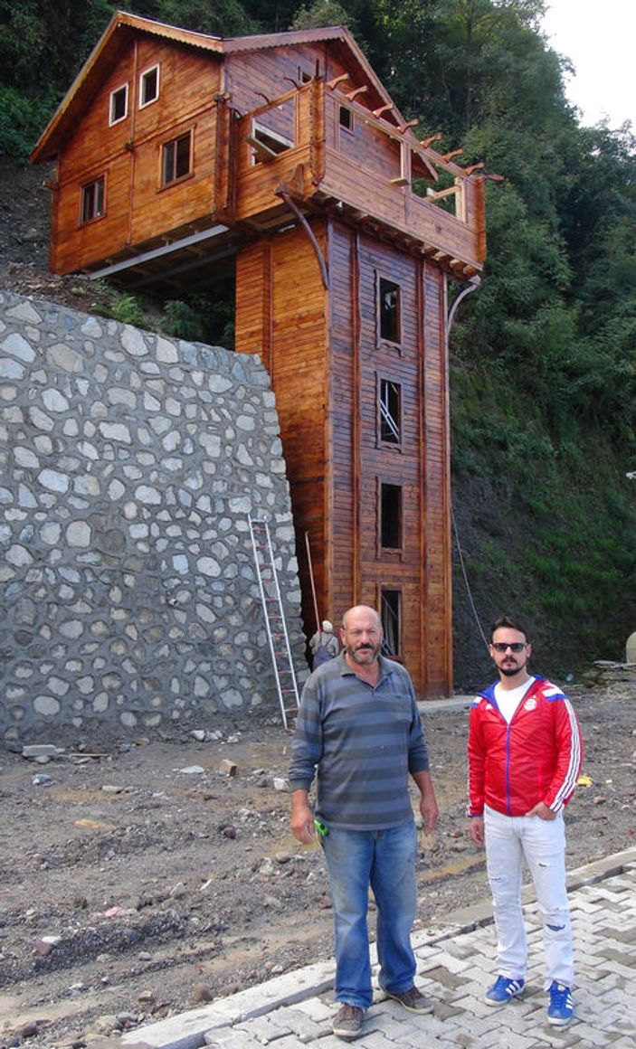Rize'de dik yamacın kenarına 2 katlı ev yapıldı