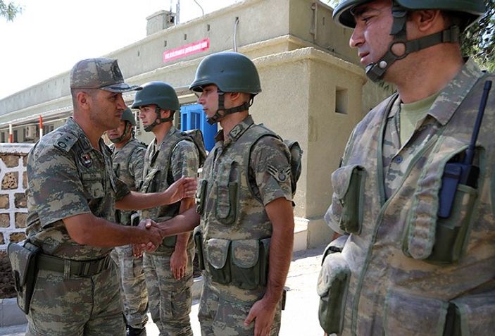 Suriye sınırında askerler bayramlaştı