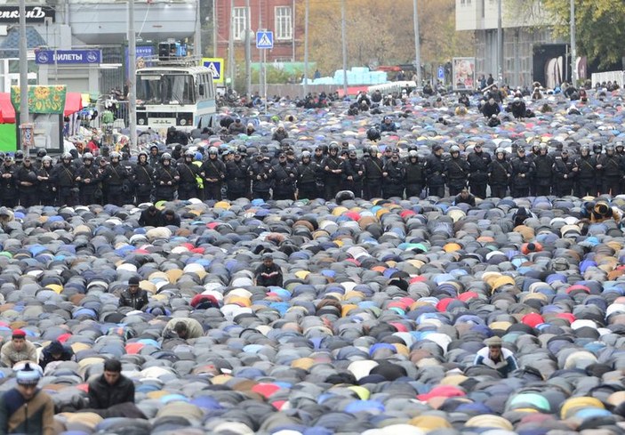 Moskova'da polis gözetiminde namaz