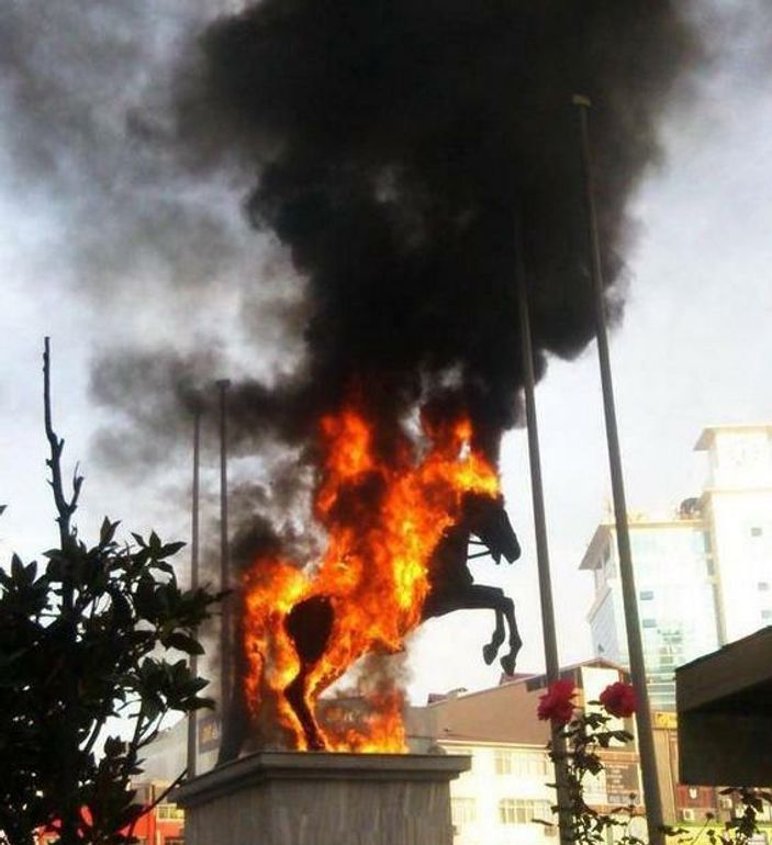 Demirtaş'tan büst ve bayrak yakma açıklaması