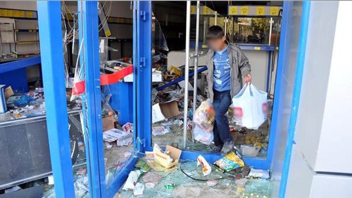 Van'da tahrip edilen marketler yağmalandı