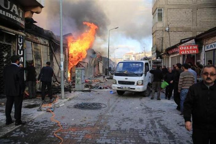 Van'ın Erciş ilçesi savaş alanına döndü